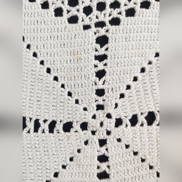 Retro crocheted rectangular, dresser, scarf, table runner, doily, table linens. - Picture 6 of 11